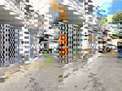 Nhà ở phù hợp với gia đình và có sân để xe otô LH chính chủ ***