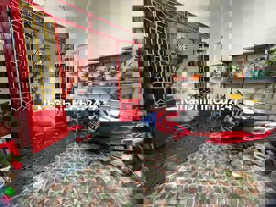 chính chủ gửi bán nhà phố 1 trệt, 1 lầu, cách ngả tư Bình phước 2km