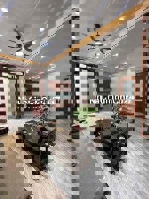 Chính chủ Bán Nhà Xây Độc Lập, Ngay Chợ Phúc Lợi 41m x 5T Có Sân Để Xe