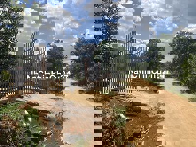 Đất có nhà Cấp 4 mới , mặt đường bê tôn 68m x 80m sổ hồng chính chủ