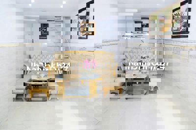 Hẻm xe hơi không ở chung với chủ , bếp-phòng khách .