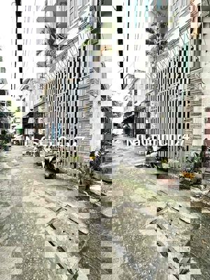 Nhà chính chủ - Nguyễn Hữu Cảnh đối diện landmark 60M2 - 3 Tầng - HXH