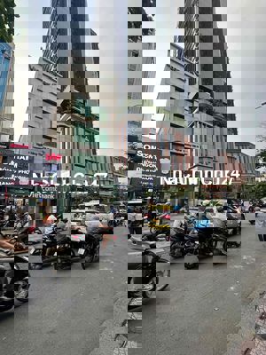 Nhà trung tâm quận 1 . Giấy chính chủ . Còn Tl