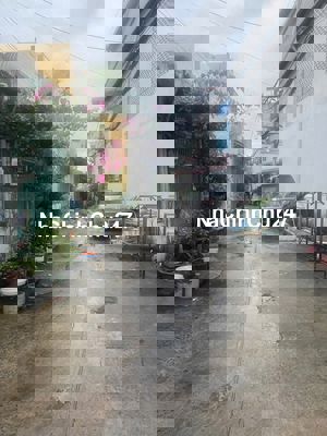 Chính chủ ở từ xưa. cấp 4 Hẻm 1 xẹt rộng 6m xe hơi. Lê Hoàng Phái P17