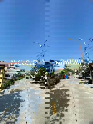 chủ bán lỗ lô 300m2 ngang 10m ngay chợ và trường học sát trục chính