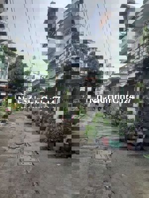 Chủ dễ tính cần bán nhà 1/bờ kênh tham lương.khu dân cư đông đúc