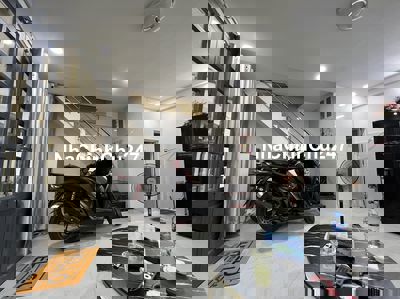 Nhà chính chủ cần bán. Ngay lotter mart.