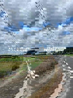 chủ cần tiền bán gấp lô đất cách QL13 100m