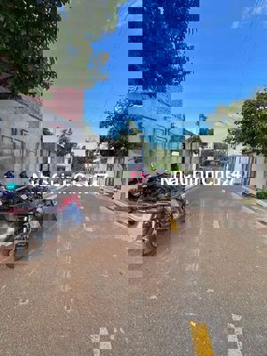 CHỦ NGỘP CẦN RA GẤP LÔ ĐẤT ĐẸP, MẶT TIỀN NHỰA KHU DÂN CƯ