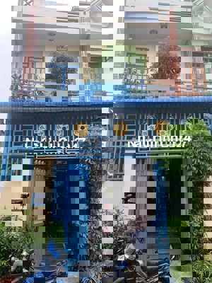 chủ bán nhà trệt lầu dt 100 m ngang 5 m gần ngã tư Chiêu liêu