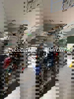 chính chủ cần bán gấp nhà 100m2 gần KCN Đức Hòa, SHR, giá 1,8 tỷ