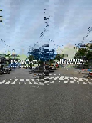 Chủ cần bán gấp   đất mặt tiền  ngay cầu lớn , hóc môn