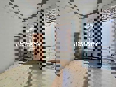 TRỐNG PHÒNG BAN CÔNG CỬA SỔ GIÁP TRUNG TÂM - KHÔNG CHUNG CHỦ