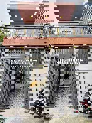 bán nhà Hóc Môn 695 Triệu 5x10 lầu 2pn2wc SHR chính chủ thổ cư