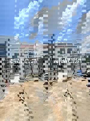 chủ ngộp cần bán nhà gác lững ngay gần chợ Thạnh phú