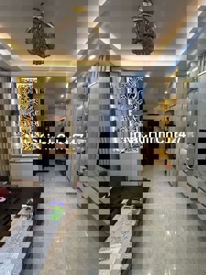 Chính chủ bán nhà đẹp tại Ngọc Thụy  ô tô đỗ cổng
Diện tích 33m²,