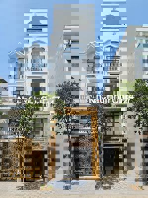 NHÀ LUNG LINH CHỜ CHỦ XINH RƯỚC VỀ ĐÓN TẾT