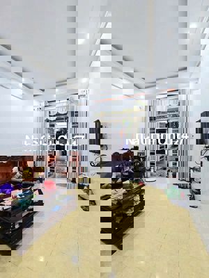 Chỉ  5,1 TỶ, nhà  3 Tầng,  MT 7M, Võ VănHát, 
Chính chủ.