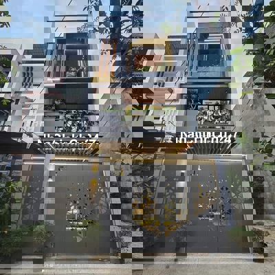 Chính chủ bán gấp nhà 1 trệt 2 lầu ngay Chợ Bình Chánh giá 1.1 tỉ