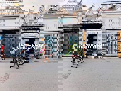 CHÍNH CHỦ CẦN BÁN NHÀ TRỆT LẦU.GẦN CHỢ,TÂN ĐÔNG HIỆP.DT 100M. 3PN, 3WC