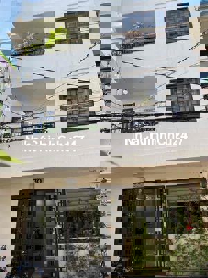 Chính chủ bán nhà 3 tầng lô góc