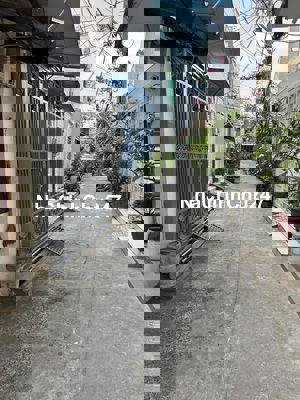 Quận 4  Chủ định cư cần bán  Nhà có gác hơn 60m2