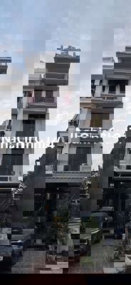 Nhà ở chính chủ: diện tích 400m2 , 5 phòng ngủ. Địa chỉ chợ Hoa quả